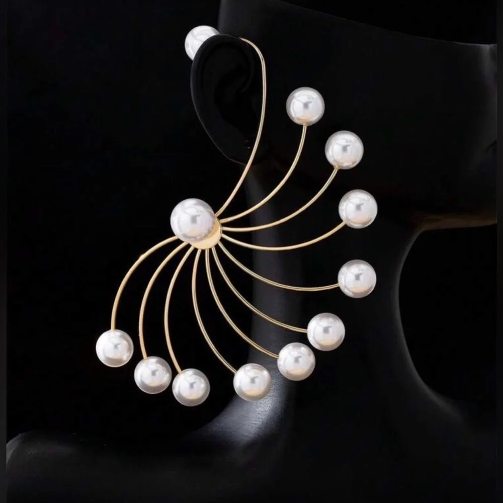 ✨Elegant Spiral Gold tone statement Pearl Ear Cuff